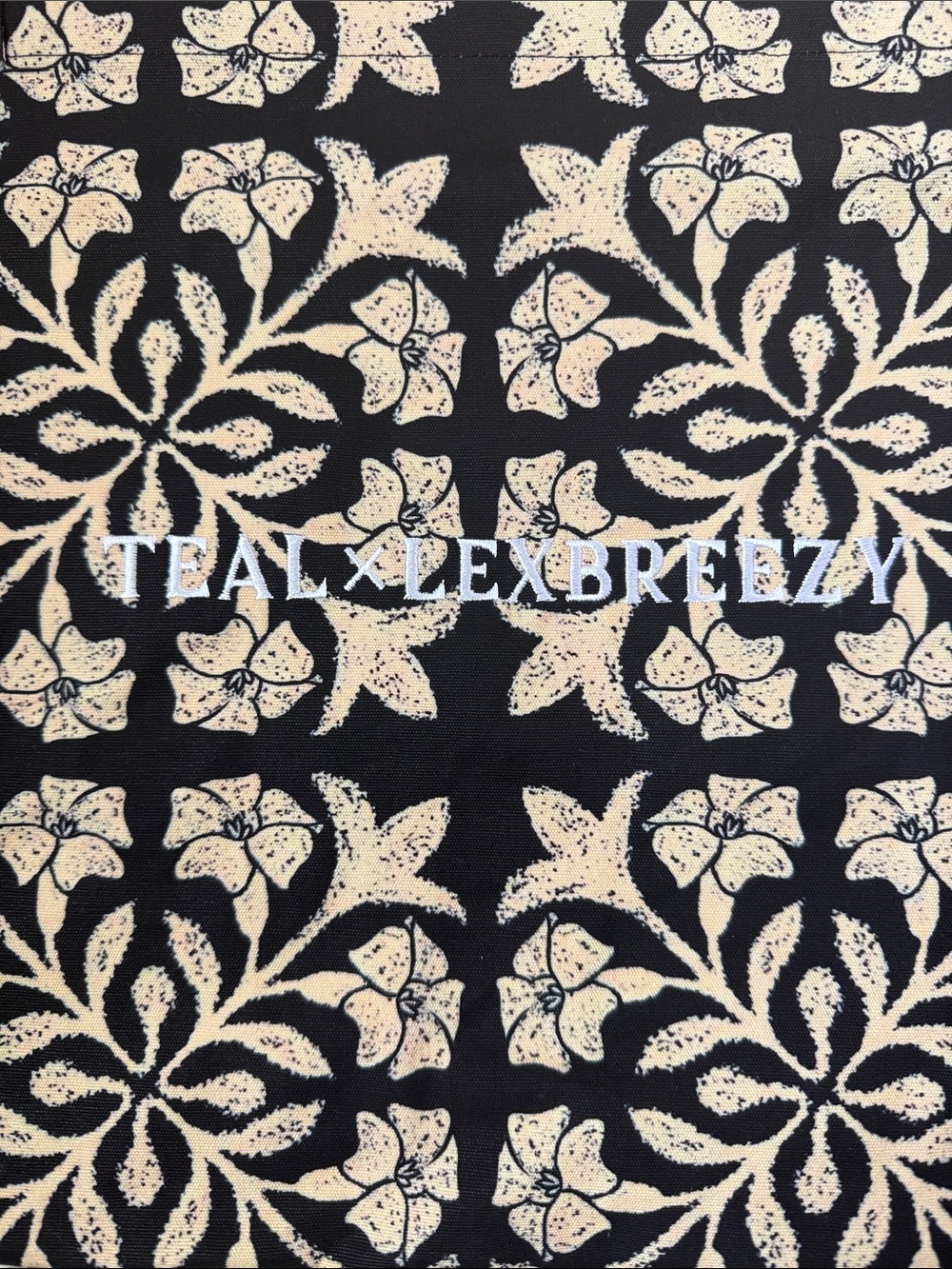 ACTIVE BY TEAL x LEX BREEZY Canvas Tote in Black Puakenikeni Quilt - Picture 2 of 3